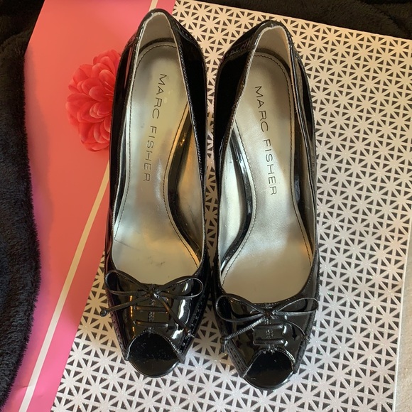 Marc Fisher wingtip appearance to these pumps. - Picture 2 of 8